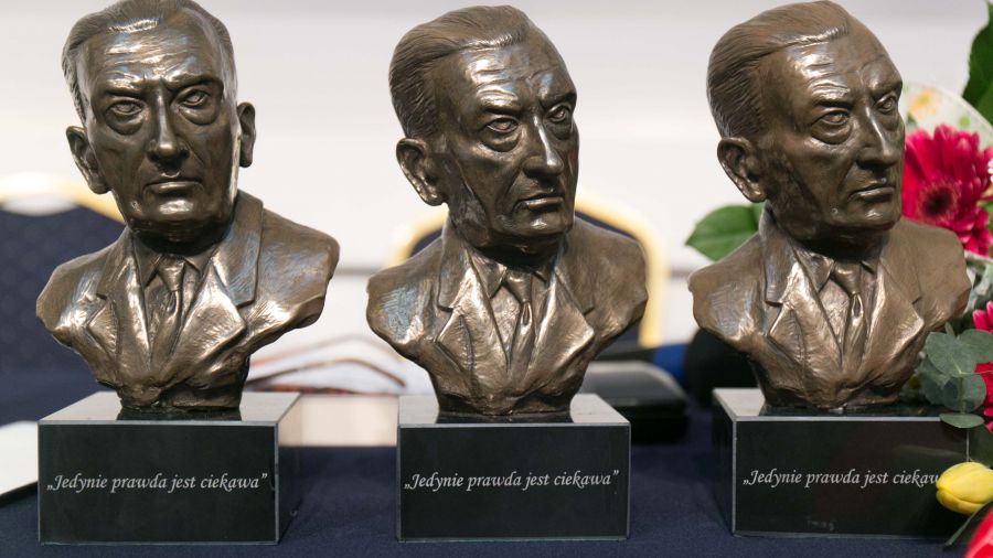 Przyznanie nagrod im. Józefa Mackiewicza w Centrum Prasowym Foksal w Warszawie. Na zdjęciu statuetki z wizerunkiem patrona. Fot. Jacek Lagowski / Forum