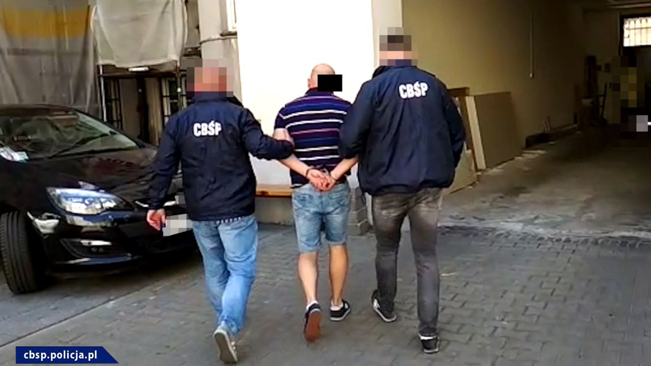 Funkcjonariusze zatrzymali dziewięciu członków grupy, w tym trzech „prezesów” (fot. cbsp.policja.pl) Funkcjonariusze zatrzymali dziewięciu członków grupy, w tym trzech „prezesów” (fot. cbsp.policja.pl)