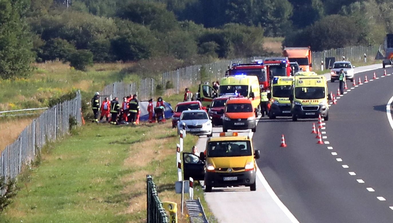  Służby ratownicze na miejscu wypadku polskiego autobusu na autostradzie między Varaždin a Zagrzebiem (fot. PAP/EPA/IVAN AGNEZOVIC)