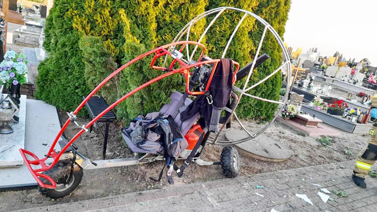 Motoparalotnia spadła na cmentarz. Nie żyje 64-letni pilot