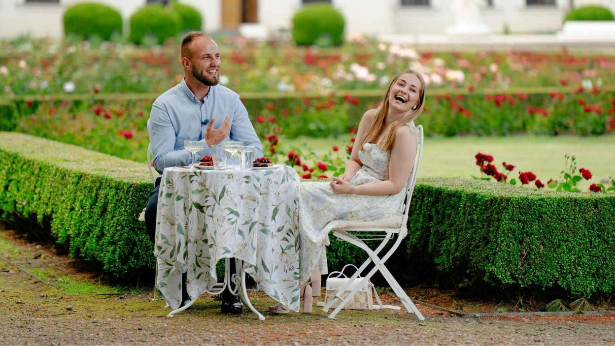 Arek wybrał się na kolejną randkę, starając się lepiej poznać jedną z pozostałych uczestniczek. W ciepłej atmosferze rozmawiali o uczuciach i tym, jak mogłaby wyglądać ich przyszłość poza programem. Fot. Piotr Matey/TVP