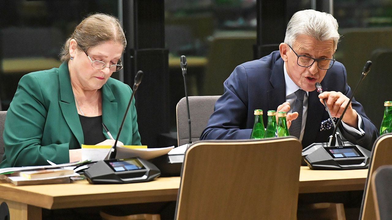 Kandydaci przez dwie i pół godziny odpowiadali na pytania posłów opozycji (fot. PAP/Radek Pietruszka) Kandydaci przez dwie i pół godziny odpowiadali na pytania posłów opozycji (fot. PAP/Radek Pietruszka)