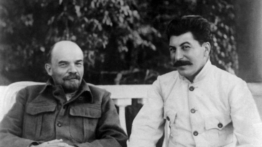 Włodzimierz Iljicz Lenin i Józef Wissarionowicz Stalin w 1922 roku. Fot. Wikimedia