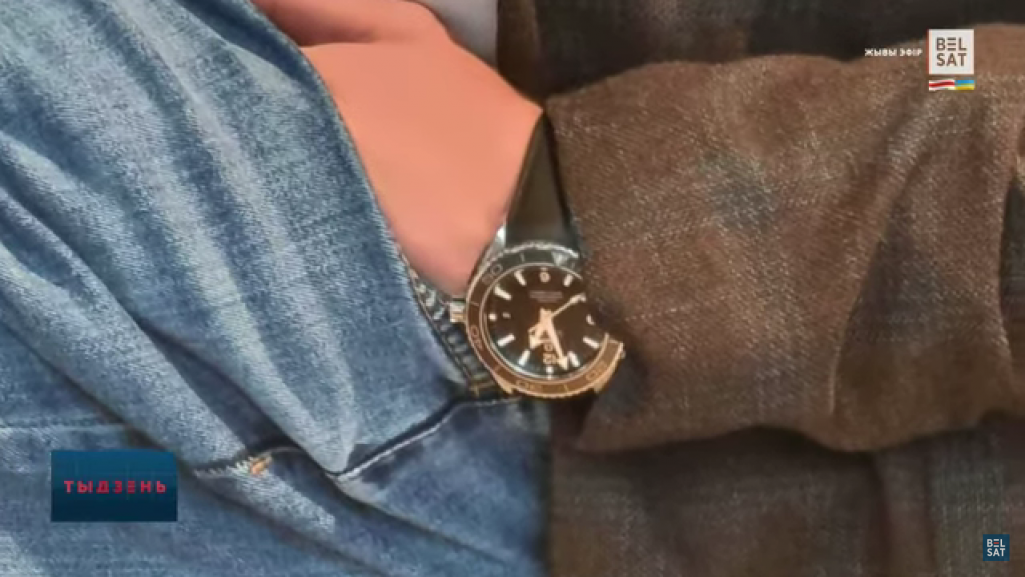 Франак Вячорка носіць гадзіннік Seamaster Planet Ocean ад брэнду Omega. Кошт вагаецца ад 5 да 9 тысяч долараў. (Скрыншот: БЕЛСАТ NEWS / YouTube)