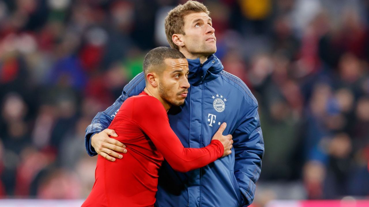 Thiago Alcantara i Thomas Mueller (fot. Getty Images)