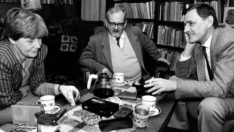 Janusz Szpotański u Zofii i Zbigniewa Romaszewskich w roku 1993. Fot. Erazm Ciolek / Forum