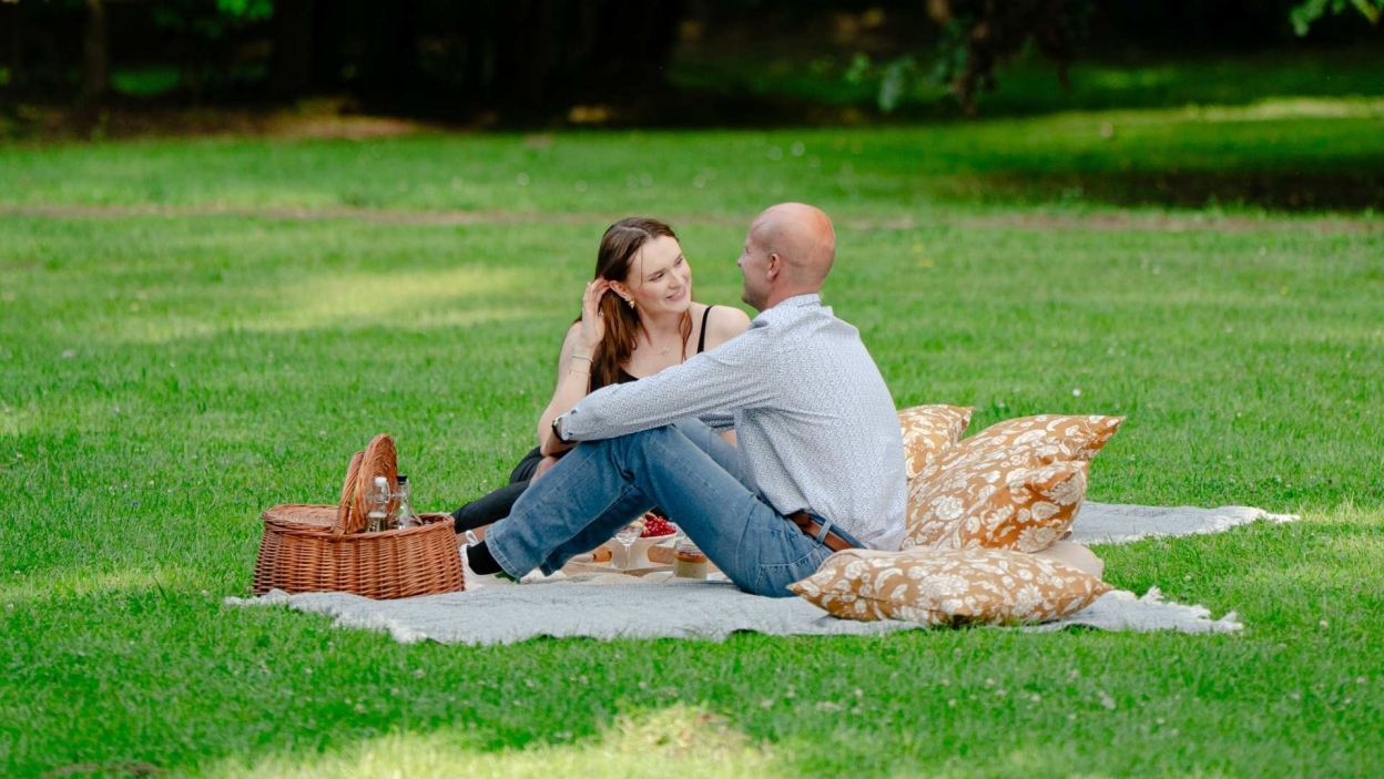 Niedługo później Arek spędził czas z drugą kandydatką, wsłuchując się w jej emocje i opowiadając o swoich. Każdy gest i uśmiech pokazywały, że zaczyna tworzyć się między nimi coś więcej niż sympatia Fot. Piotr Matey/TVP
