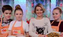 Monika Zamachowska z synem Tomkiem oraz jego przyjaciółkami przygotowywali zupę grzybową oraz pizzę z grzybami