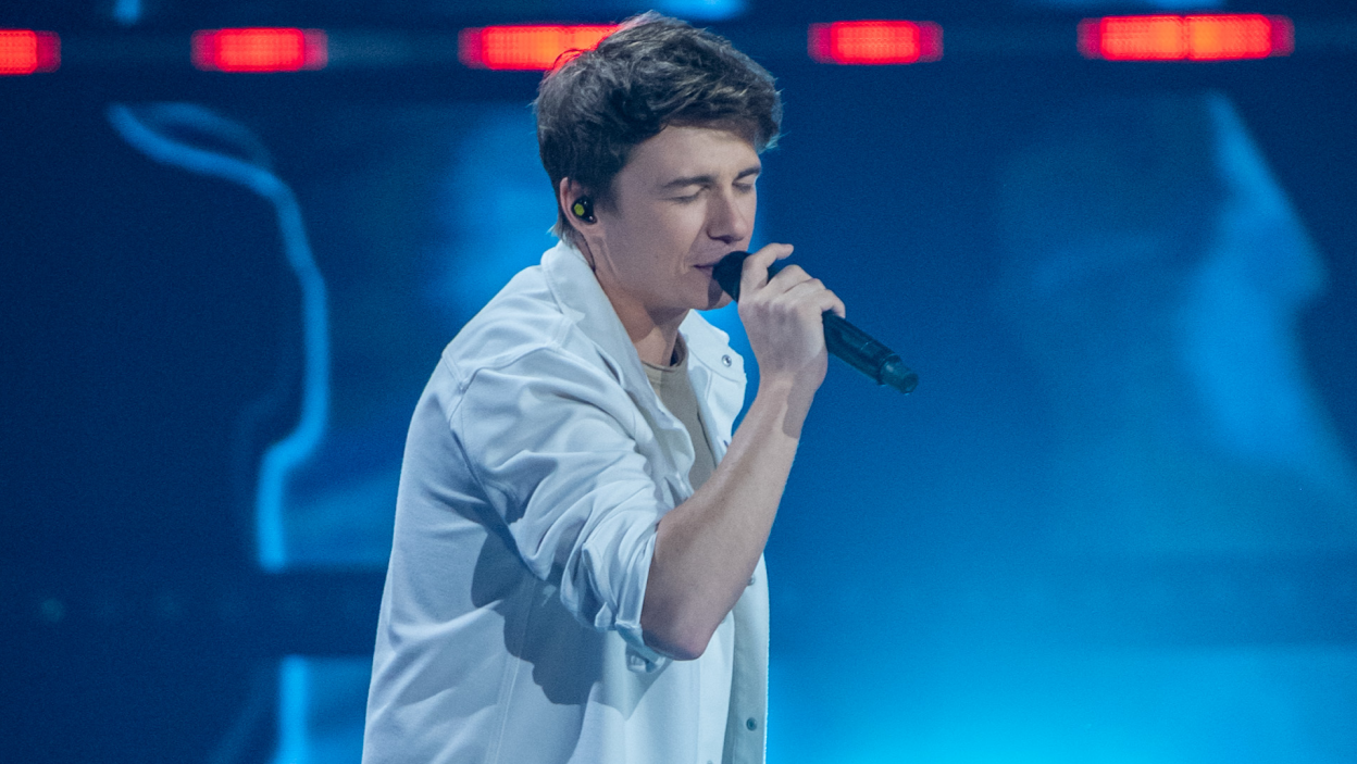 Kamil Bijoś brał udział w czwartej edycji programu „The Voice of Poland”. W piątek 8 września wystąpił na scenie „Gwiazdy The Voice” z utworem „Nice”. Fot. TVP / Natasza Młudzik