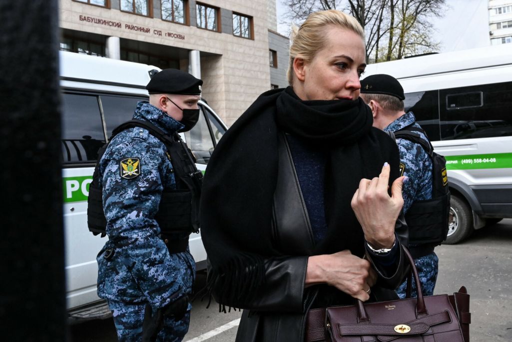 Юлія Навальная, жонка зняволенага палітыка Аляксея Навальнага, пакідае Бабушкінскі раённы суд Масквы пасля пасяджэння наконт разгляду апеляцыі Навальнага на прысуд за паклёп, вынесены ў лютым за абразу ветэрана Другой сусветнай вайны. Масква, Расея. 29 красавіка 2021 года. (Фота: Kirill Kudryavtsev / AFP / East News)