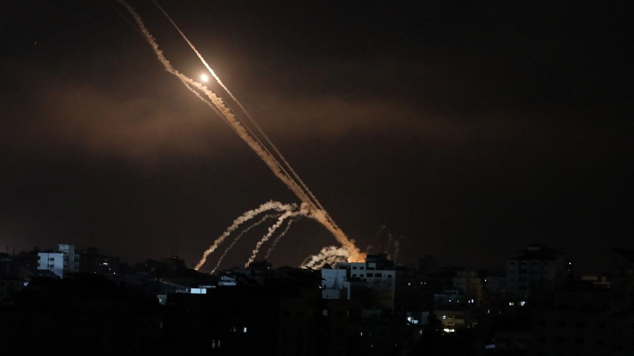 Rakiety wystrzeliwane w kierunku izraelskich miast (fot. Mustafa Hassona/Anadolu Agency via Getty Images) Rakiety wystrzeliwane w kierunku izraelskich miast (fot. Mustafa Hassona/Anadolu Agency via Getty Images)