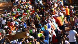 Alpe d’Huez dwukrotnie pojawi się na trasie przyszłorocznego Tour de France (fot. Getty) Kolarze wspinają się na Alpe d’Huez podczas jednego z górskich etapów Tour de France, w otoczeniu licznych kibiców. W 2026 roku ten legendarny podjazd pojawi się dwukrotnie w końcowej fazie wyścigu – jako meta 19. i 20. etapu.