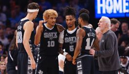 Trener Gregg Popovich i koszykarze San Antonio Spurs (fot. Getty).