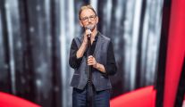 Janusz Biliński, podopieczny Roberta Janowskiego, w półfinale programu „The Voice Senior” wykonuje piosenkę „Uciekaj moje serce” Seweryna Krajewskiego.