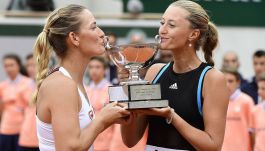 Timea Babos (L) i Kristina Mladenovic (fot. PAP/EPA)