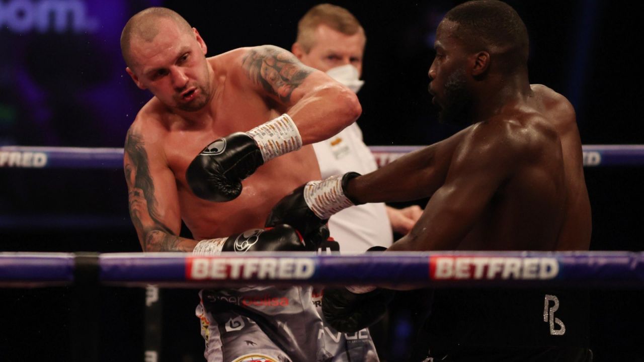 Krzysztof Głowacki (z lewej) został znokautowany w szóstej rundzie (fot. Matchroom Boxing).