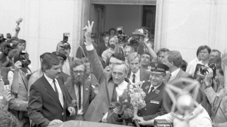 24 sierpnia 1989. Powołany przez Sejm kontraktowy na stanowisko Prezesa Rady Ministrów Tadeusz Mazowiecki (w środku) opuszcza gmach parlamentu. Fot. PAP/Cezary Słomiński