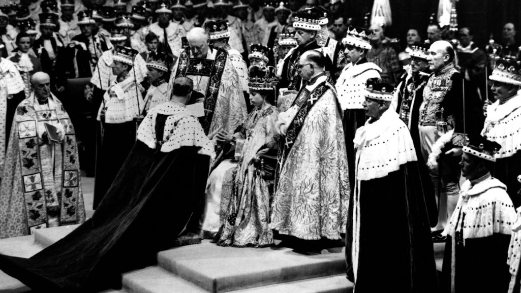 Książę Filip składający hołd swej żonie, królowej Elżbiecie II podczas koronacji w 1953 roku. Fot. Fox Photos/Getty Images