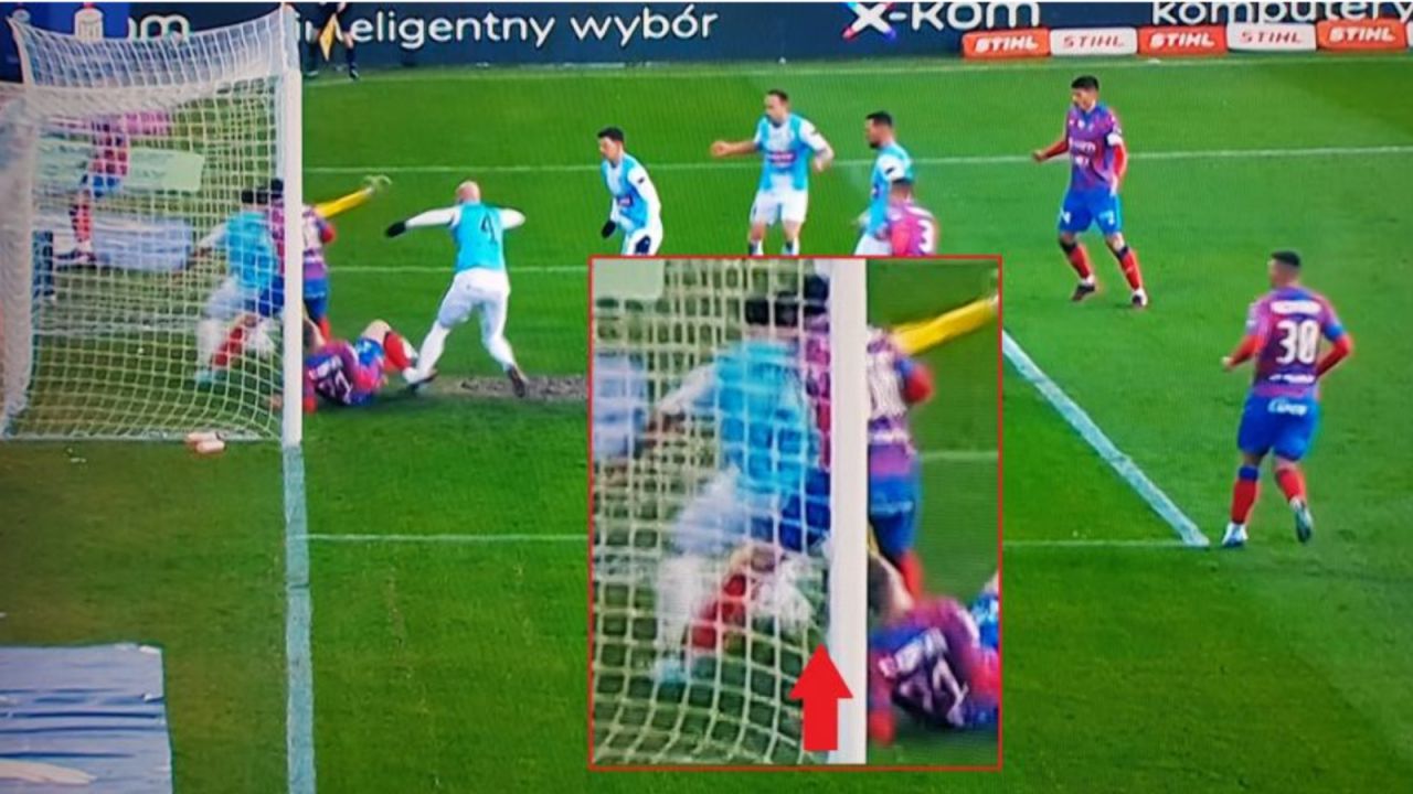 40. minuta meczu Raków – Piast. Ułamek sekundy, w którym piłka całym obwodem była za linią bramkową. (Canal+ Sport, Rafał Rostkowski)