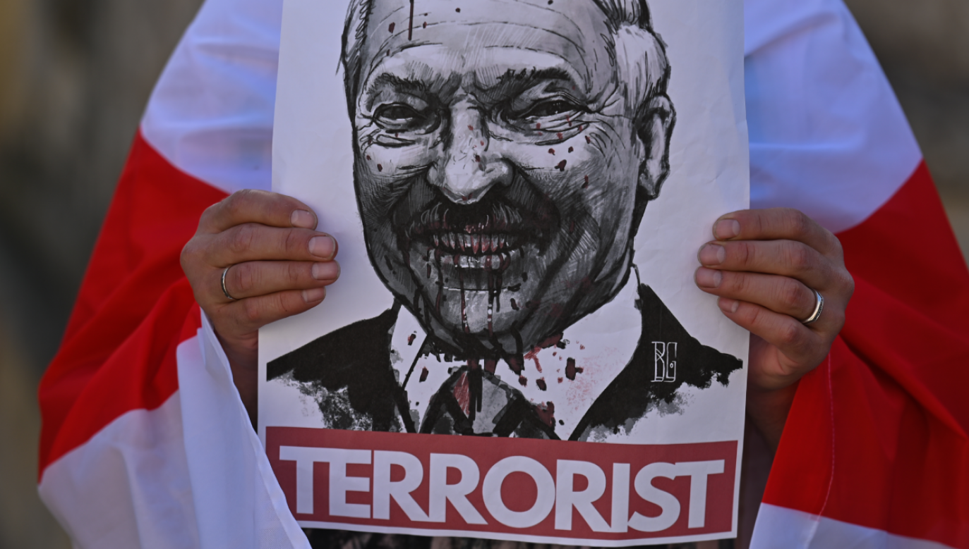 „Wprowadzamy sankcje na ludzi, którzy budują totalitarne rządy w środku Europy” – napisał o Łukaszence premier Morawiecki (fot. Artur Widak/NurPhoto via Getty Images)