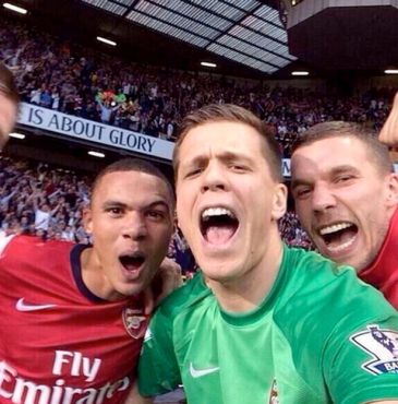 Słynne selfie Wojciecha Szczęsnego. Wraz z nim Kieran Gibbs i Lukas Podolski (fot. Twitter)