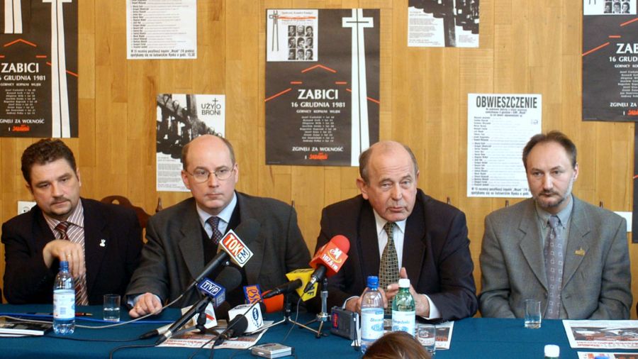 Katowice 24.03.2004. Od lewej Piotr Duda – wtedy szef Śląsko-Dąbrowskiej „Solidarności”, poseł Jan Rokita (wówczas PO), mecenas Maciej Bednarkiewicz, Krzysztof Pluszczyk ze Społecznego Komitetu Pamięci Górników KWK Wujek, mecenas Janusz Margasiński oraz Stanisław Płatek na konferencji prasowej po ogłoszeniu wyroku na gen. Kiszczaka, w Domu Kultury kopalni Wujek, gdzie 16 grudnia 1981 roku w wyniku akcji milicji śmierć poniosło dziewięciu górników. Fot. PAP/Roman Koszowski