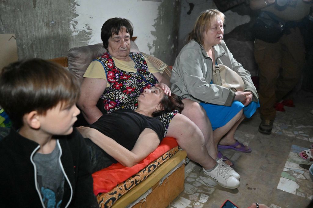 Людзі хаваюцца ў падвале ад удару расейскіх БпЛА ў Харкаве. У выніку расейскіх удараў па ўсёй Украіне за ноч загінулі як мінімум чатыры чалавекі і больш за 30 атрымалі раненні, паведамілі рэгіянальныя чыноўнікі Украіна. Харкаў, Украіна. 7 ліпеня 2025 года. Фота: Sergey Bobok / AFP / East News