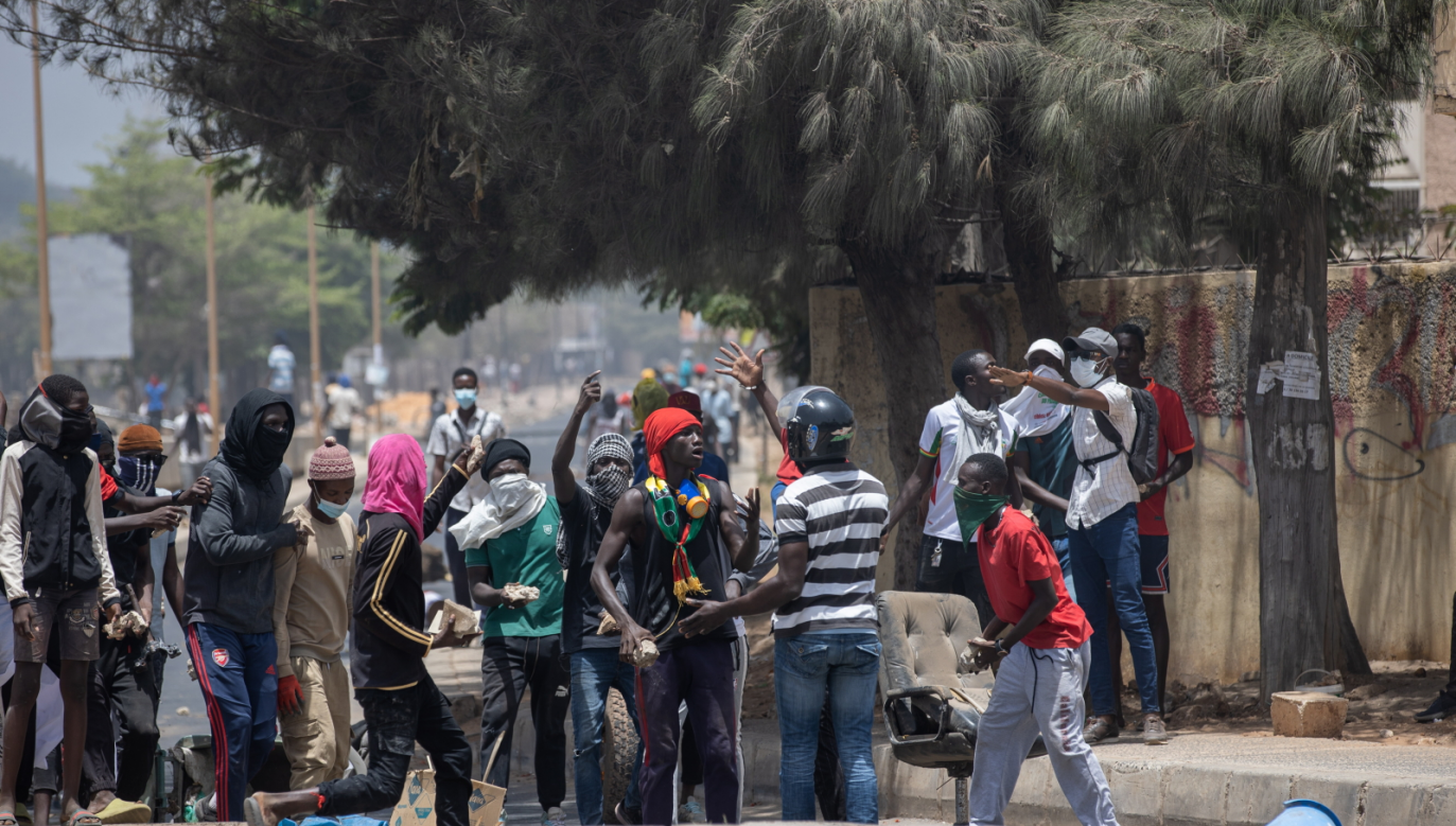 Protesters supporting Sonko try to set up a barricade outside Cheikh Anta Diop University in Dakar, Senegal, June 1, 2023. Photo: PAP/EPA/JEROME FAVRE