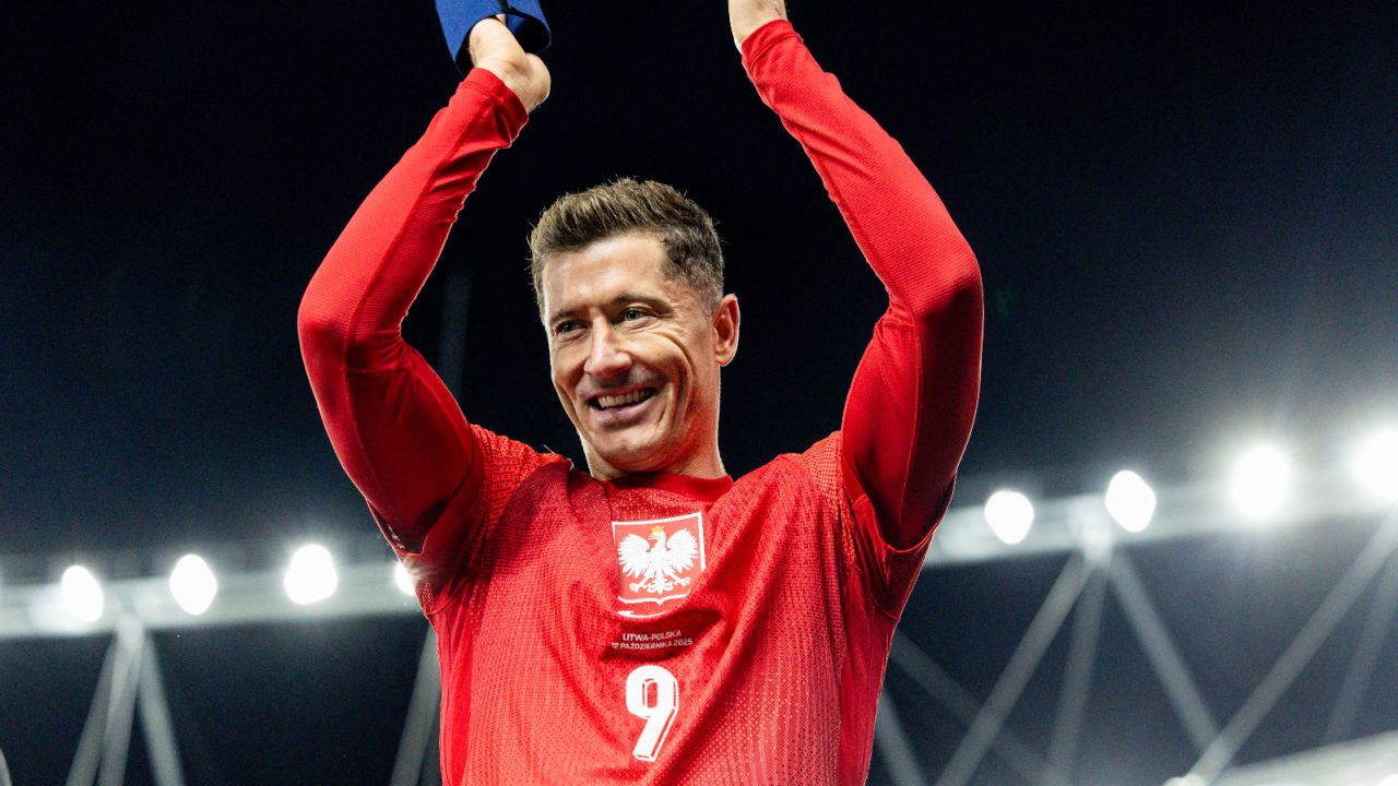 Robert Lewandowski cieszy się z wygranej z Litwą w meczu eliminacji MŚ 2026. Kapitan reprezentacji Polski wpisał się w drugiej połowie na listę strzelców, pieczętując zwycięstwo nad niżej notowanym rywalem (fot. Getty Images)