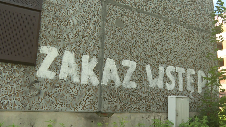 Strach, adrenalina i historia - to codzienność Karola Joperta, który eksploruje opuszczone budynki. Fot. TVP3 Katowice