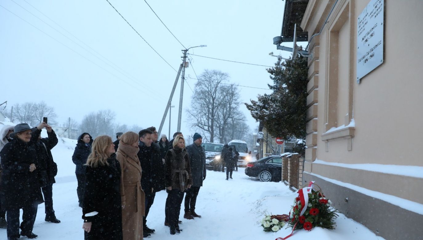 Polska delegacja złożyła kwiaty przed tablicą, która została zawieszona na budynku, w którym przed wojną mieszkał Józef Mackiewicz (fot. Twitter/@KancelariaSejmu)