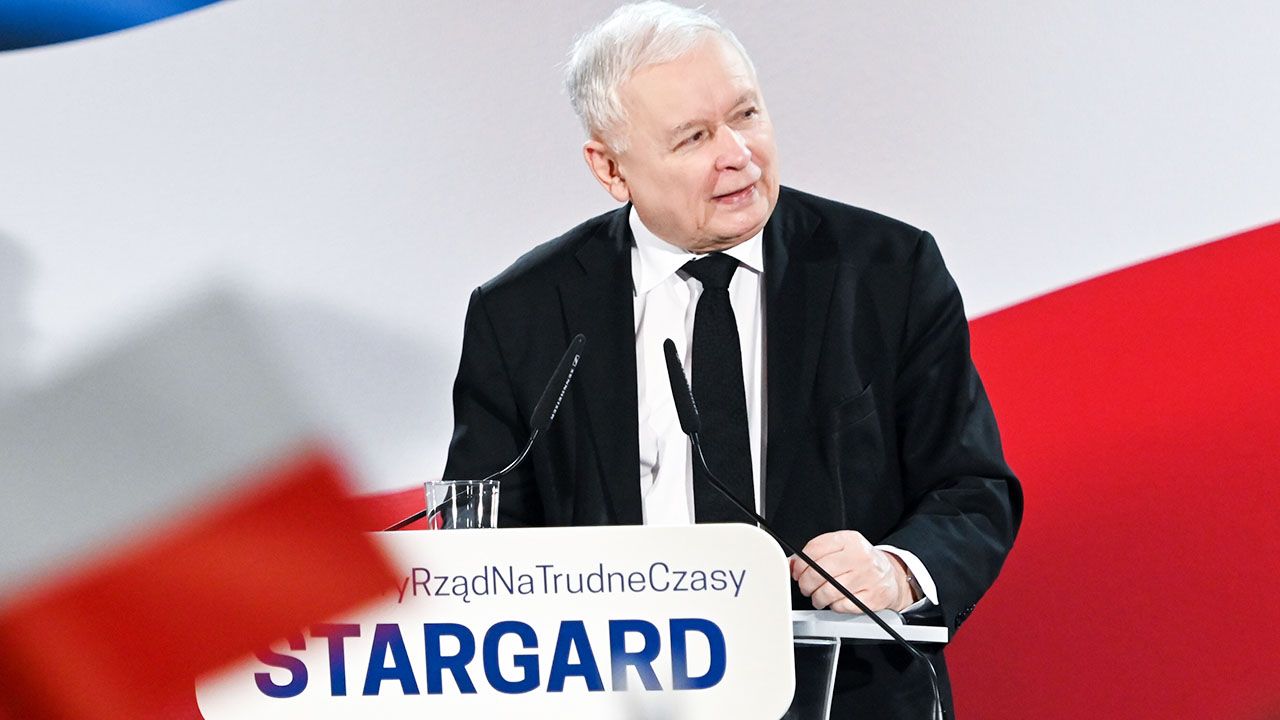 Prezes PiS Jarosław Kaczyński podczas spotkania z mieszkańcami w Stargardzie (fot. PAP/Marcin Bielecki)