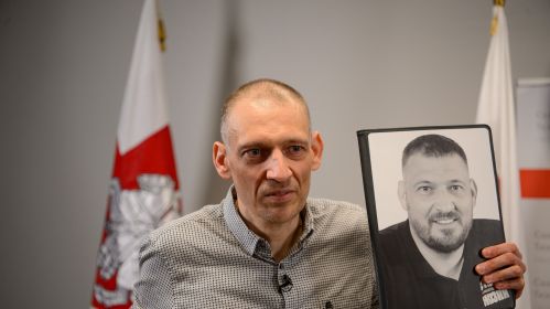 Былы кандыдат на прэзідэнцтва 2020 года і былы палітвязень Сяргей Ціханоўскі выступае падчас прэс-канферэнцыі з удзелам шасці палітвязняў, вызваленых 21 чэрвеня. Вільня, Літва. 22 чэрвеня 2025. Фота: Белсат