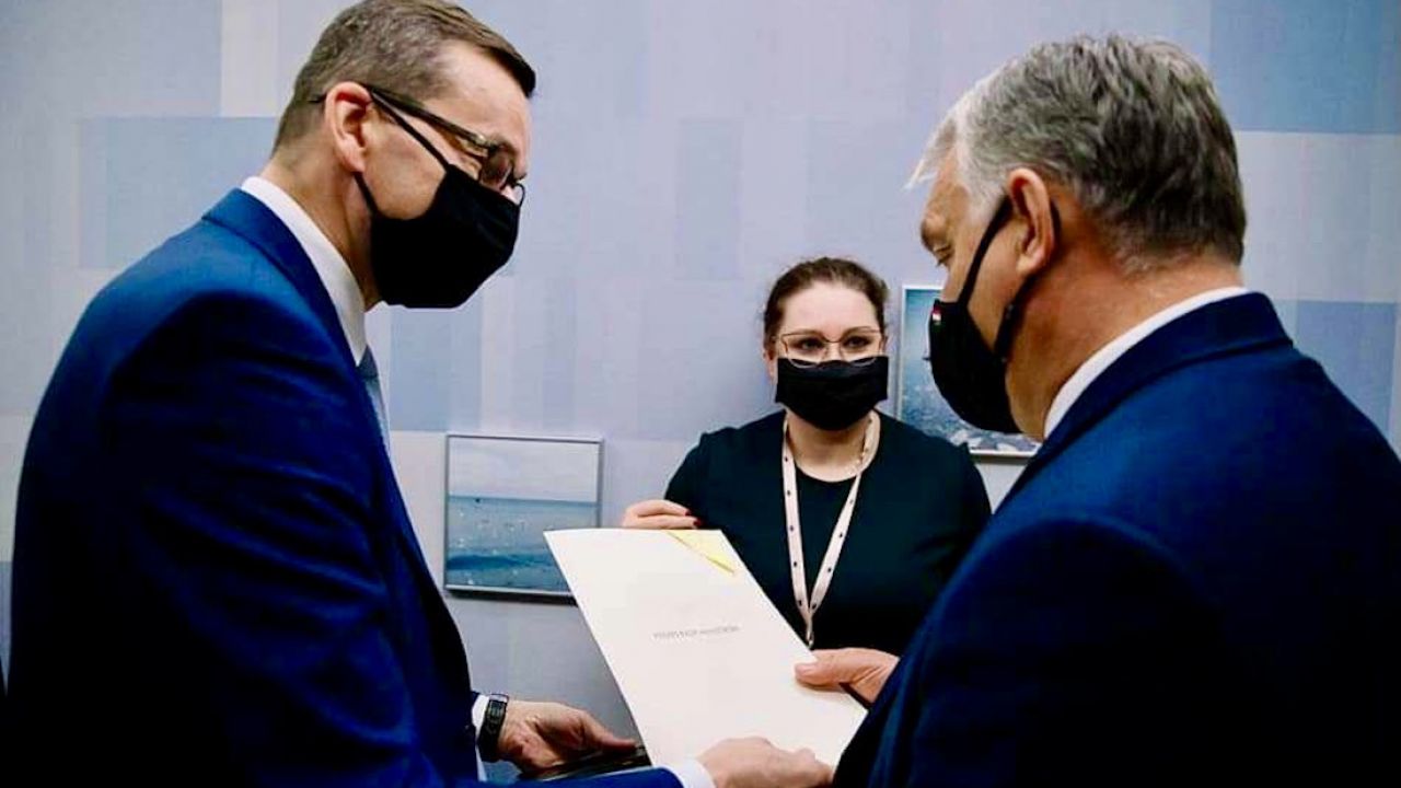 Premier odpowiada także na pytanie, w jaki sposób zbroja polskiego króla trafiła do Budapesztu (fot. K.Maj/KPRM) Premier odpowiada także na pytanie, w jaki sposób zbroja polskiego króla trafiła do Budapesztu (fot. K.Maj/KPRM)