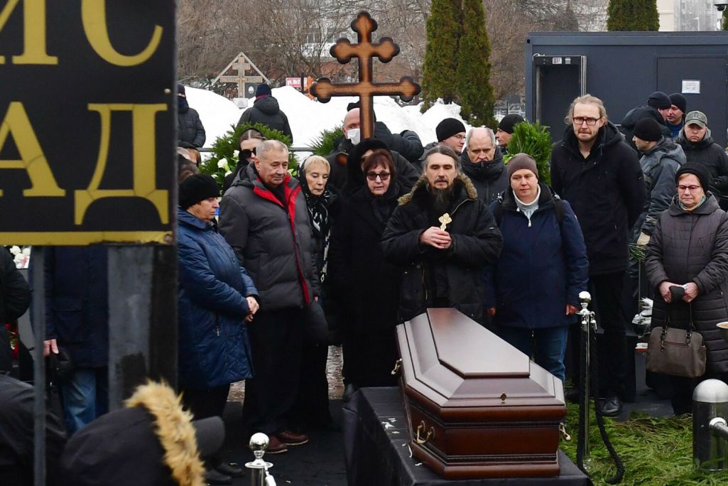 Людміла Навальная (пасярэдзіне ў акулярах) і Анатоль Навальны (2 злева), бацькі нябожчыка Аляксея Навальнага, стаяць побач з труной падчас пахавання сына на Барысаўскіх могілках. Масква, Расея. 1 сакавіка 2024 года. (Фота: Olga Maltseva / AFP / East News)