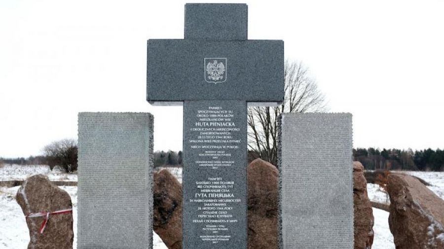 Pomnik upamiętniający mord mieszkańców polskiej miejscowości Huta Pieniacka na Ukrainie. Fot. PAP/Darek Delmanowicz