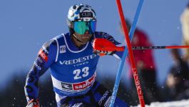 AJ Ginnis poniesie olimpijski ogień (fot. Getty). AJ Ginnis poniesie olimpijski ogień (fot. Getty).