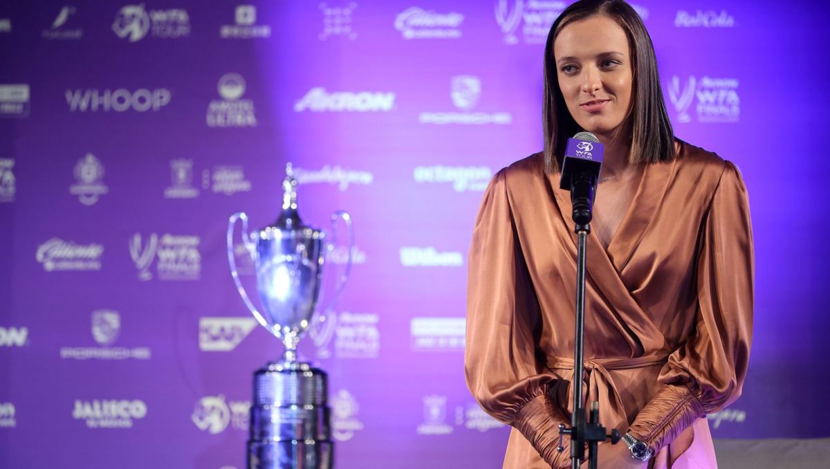 Iga Świątek na losowaniu WTA Finals w Guadalajarze (Fot. Getty) Iga Świątek, Świątek WTA Finals, Świątek sukienka