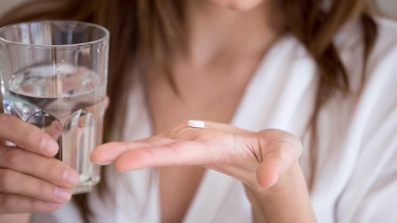 Badanie polegało na podawaniu ochotnikom 1000 mg paracetamolu lub placebo (fot. Shutterstock/fizkes) Badanie polegało na podawaniu ochotnikom 1000 mg paracetamolu lub placebo (fot. Shutterstock/fizkes)
