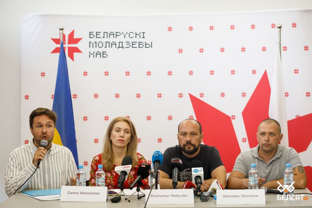 Вызваленыя з палону самаабвешчанай «ДНР» валанцёры Ганна Ворашава, Канстанцін Вэлычка і Станіслаў Глушкоў падчас прэс-канферэнцыі «Больш за 100 дзён палону. Як гэта было» ў Беларускім моладзевым хабе. Варшава, Польшча. 21 ліпеня 2022 года. (Фота: Таццяна Верамеева / Белсат)