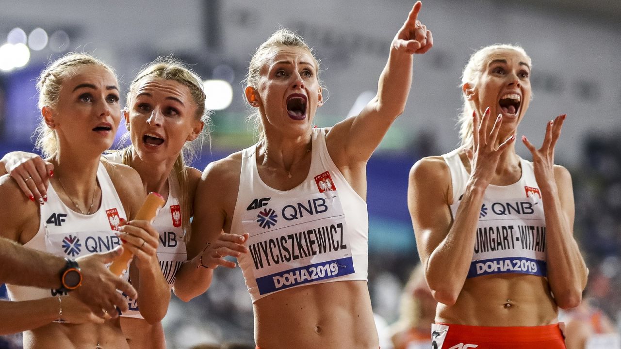 Patrycja Wyciszkiewicz-Zawadzka (druga od prawej) biegła w finale MŚ 2019. Sztafeta 4x400 m wywalczyła tam srebro. (fot. Getty)