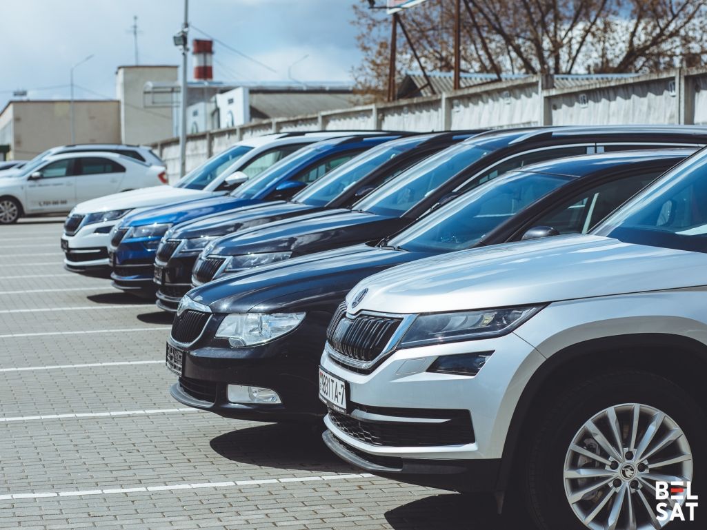 Аўтамабілі Skoda на паркоўцы дылера. Менск, Беларусь. 24 красавіка 2021 года. (Фота: Белсат)
