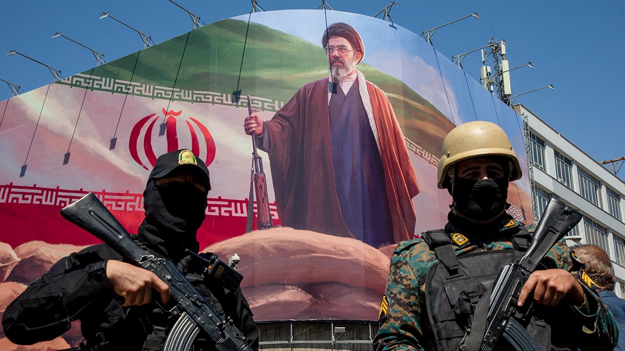 Iran po ataku. Ranny Chamenei w ukryciu, generałowie przejmują stery