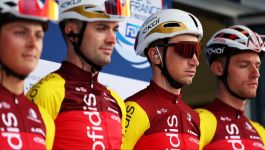 Stanisław Aniołkowski i kolarze zespołu Cofidis (fot. Getty Images) Czterech kolarzy zespołu Cofidis w czerwono-żółtych strojach z logo sponsora, w białych kaskach z napisem 'EKOI' i okularach przeciwsłonecznych, stoi obok siebie podczas oficjalnego wydarzenia sportowego. W tle widoczny baner 'COUPE DE FRANCE' z logo FDJ. (fot. Getty Images)