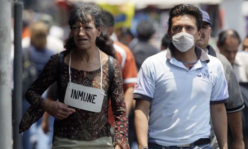 Panika była olbrzymia. 27 kwietnia było już ponad sto ofiar śmiertelnych. Kobieta na zdjęciu nosi kartkę z napisem „odporna”. Fot. REUTERS/Daniel Aguilar
