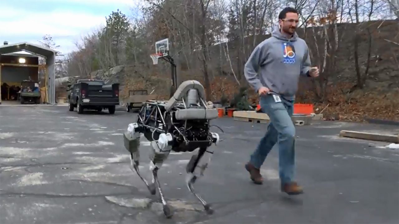 Robot ma służyć m.in. do przenoszenia ładunków w trudnych warunkach (fot. YouTube/Boston Dynamics)