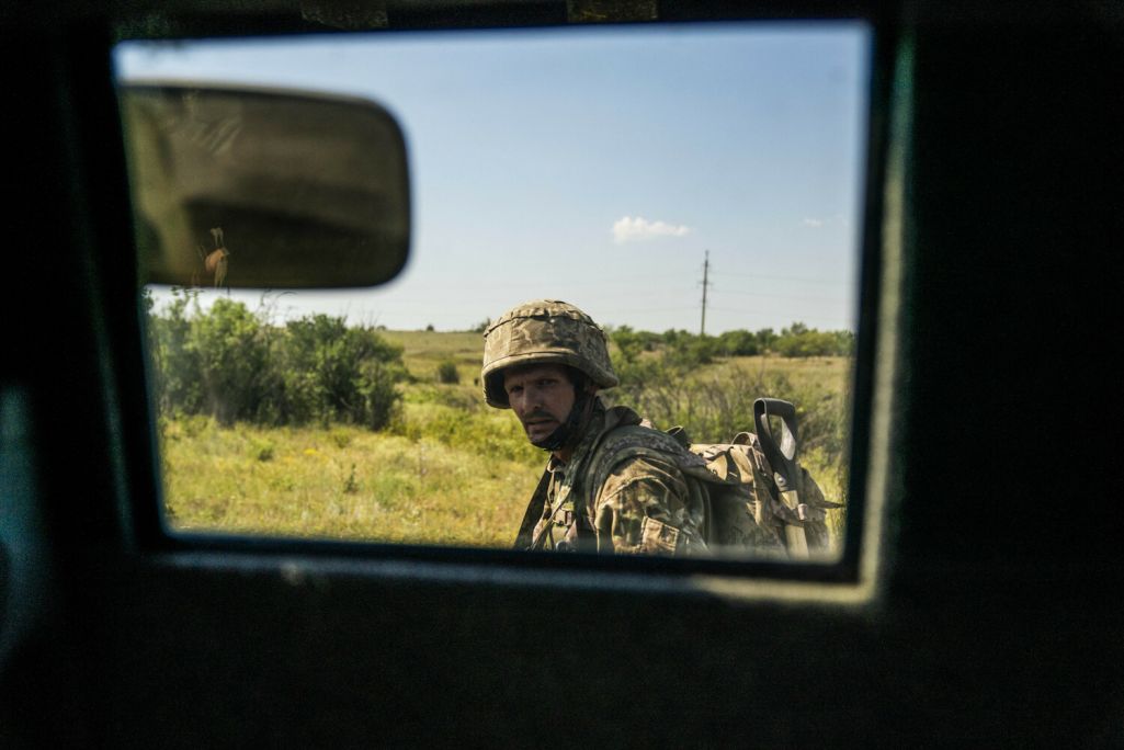 Здымак мае ілюстрацыйны характар. Вучэнні пехацінцаў з танкам Т-80 у Данецкай вобласці Украіны. 2 ліпеня 2024 года. (Фота: Jose Colon / Anadolu Press / Abaca Press / East News)