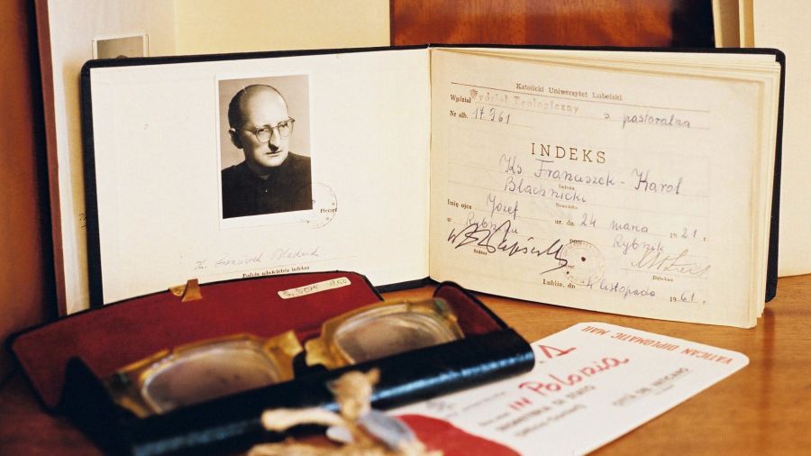 Indeks z KUL i okulary, pamiątki po ks. Franciszku Blachnickim. Fot. Krzysztof Raczynski / Forum