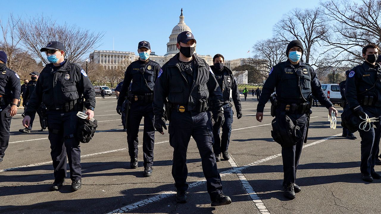 Nie żyje dwóch policjantów po zamieszkach na Kapitolu (fot. Tasos Katopodis/Getty Images) Nie żyje dwóch policjantów po zamieszkach na Kapitolu (fot. Tasos Katopodis/Getty Images)