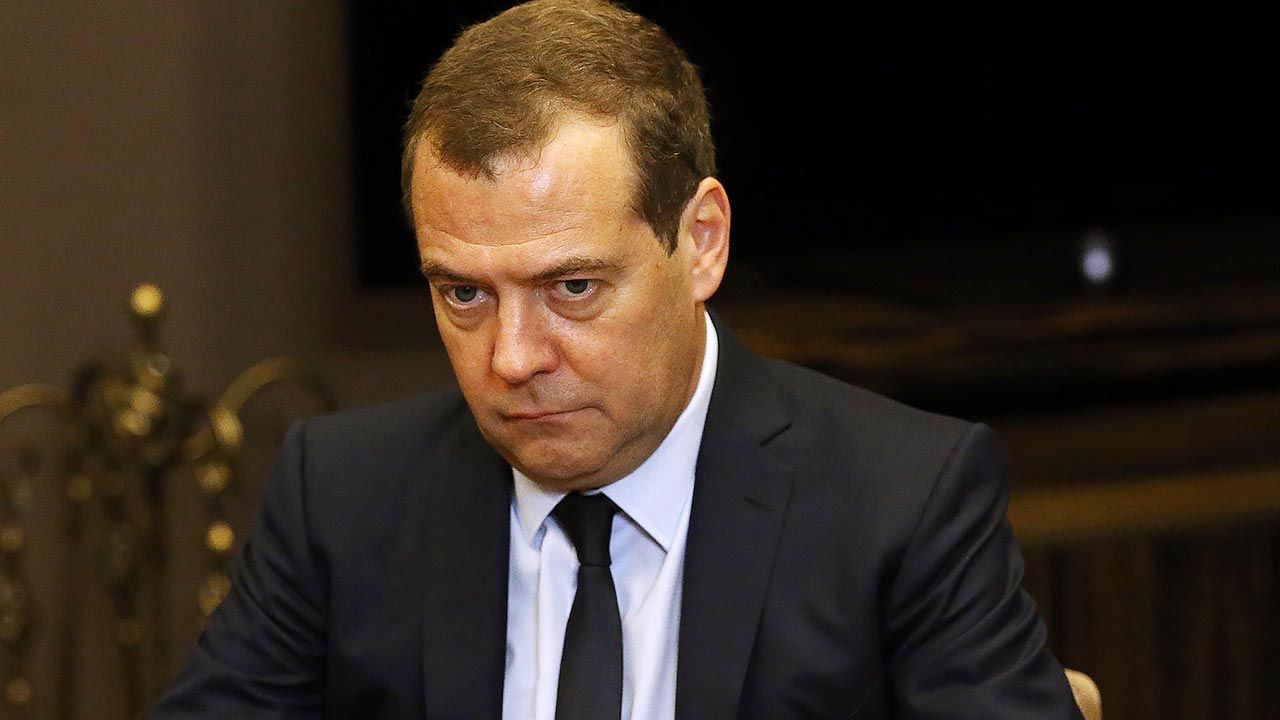 Medvedev desafía al primer ministro de Polonia por el cambio
